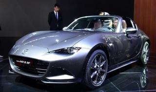 宝马z4硬顶敞篷跑车