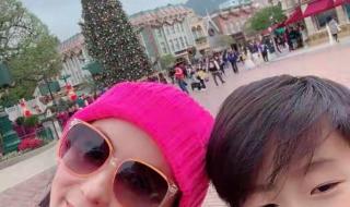 张柏芝与二儿子合照